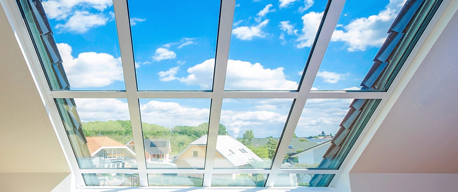 helles sonnendurchflutetes Dachfenster