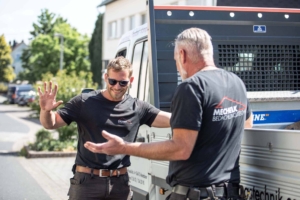 Handwerker scherzen auf der Straße vor Baustelle