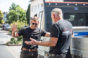 Handwerker scherzen auf der Straße vor Baustelle