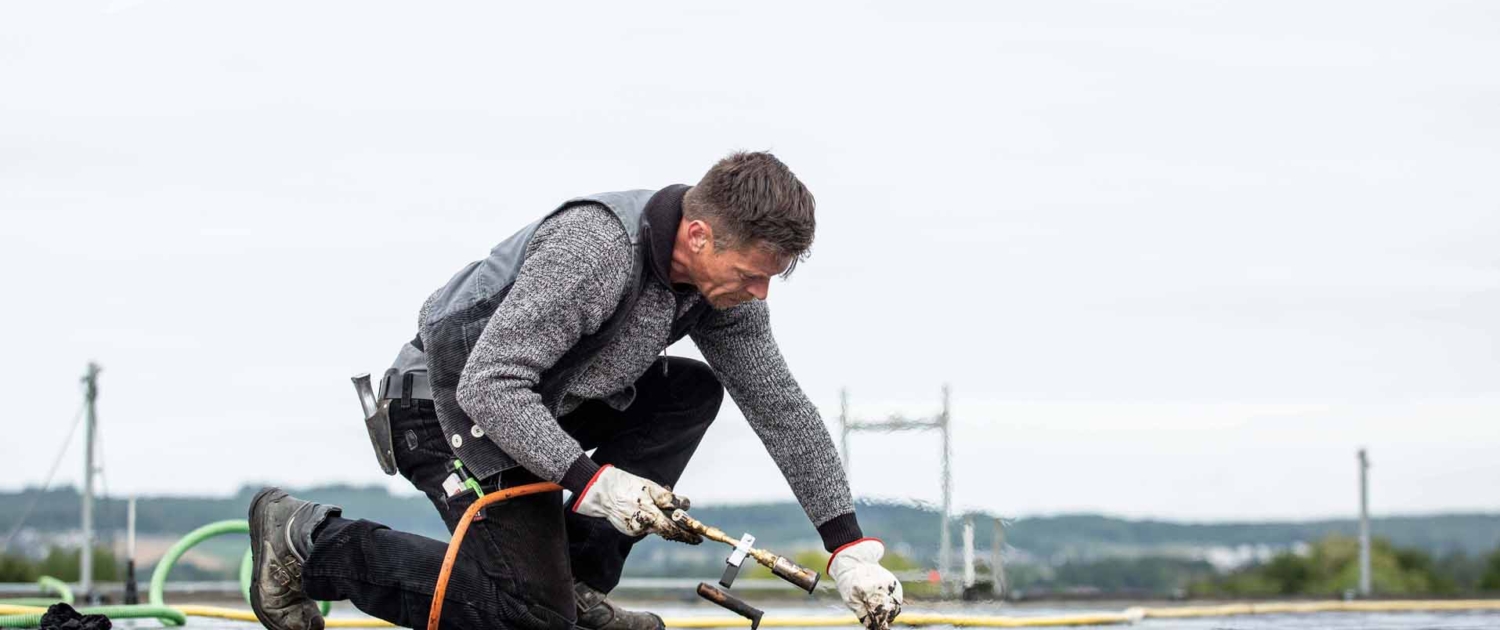 Reparatur mit Gasbrenner am Dach