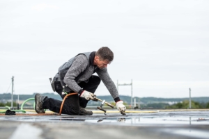 Reparatur mit Gasbrenner am Dach